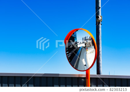 Curved mirror and blue sky in a multi-storey car park 82303213