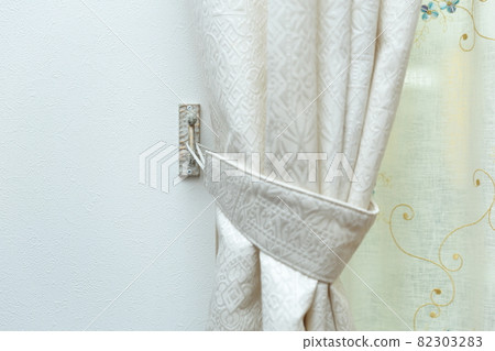 Drape curtain stopped on tassel 82303283
