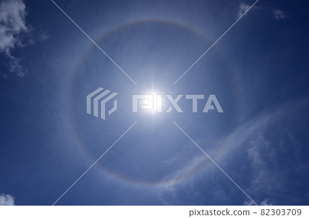 出現在太陽周圍的彩虹光暈 出現在太陽周圍的彩虹光暈 82303709