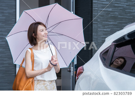 年輕女子入口傘 82303789