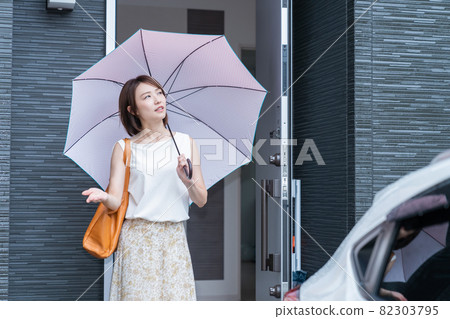 Young woman entrance umbrella in trouble 82303795