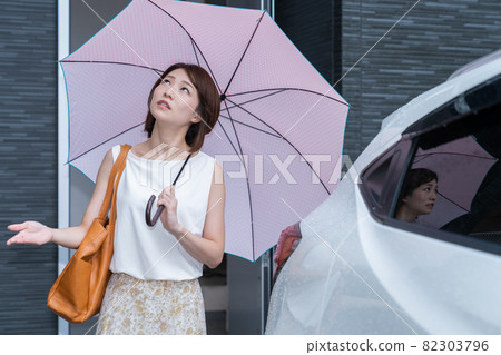 Young woman entrance umbrella in trouble 82303796