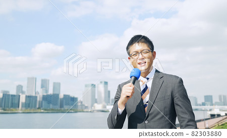 男記者在城市背景下發言 82303880