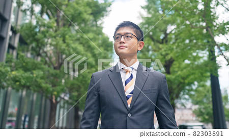 走在鎮裡的商人 走在鎮裡的商人 82303891