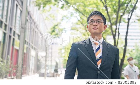 走在鎮裡的商人 走在鎮裡的商人 82303892