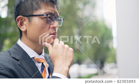 思考在城市的商人 思考在城市的商人 82303893