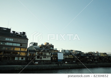 黃昏的河邊風景 黃昏的河邊風景 82304652