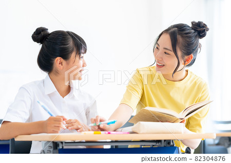 補習班學生和導師 拍攝合作：中央工業大學附屬日本語學校 82304876
