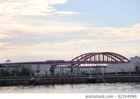 大海、大海、大海、綠樹、綠地和有建築物的沿海公園的景色 82304898