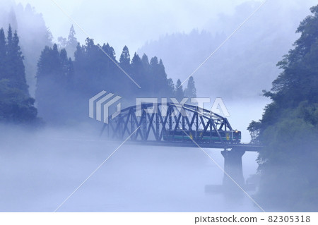 Yami line of river fog 82305318