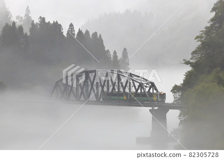 Yami line of river fog 82305728