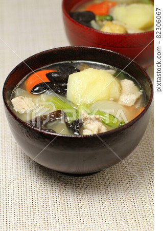 豬肉湯、味噌湯,配料豐富 豬肉湯、味噌湯,配料豐富 82306067