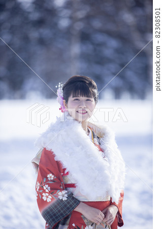 在成人儀式上穿著長袖的女人 在成人儀式上穿著長袖的女人 82308501
