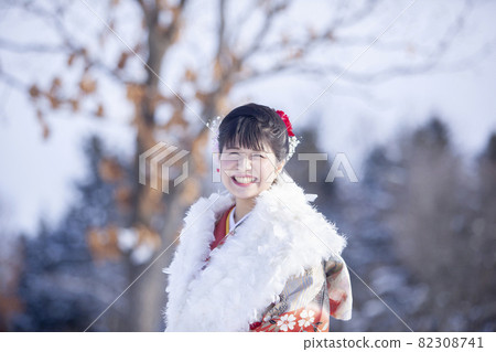 長袖和服的女人 82308741