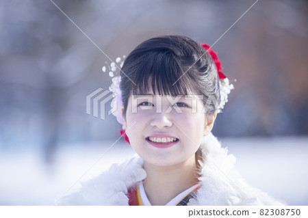 長袖和服的女人 82308750