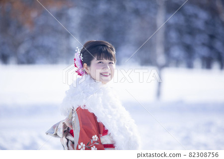長袖和服的女人 82308756