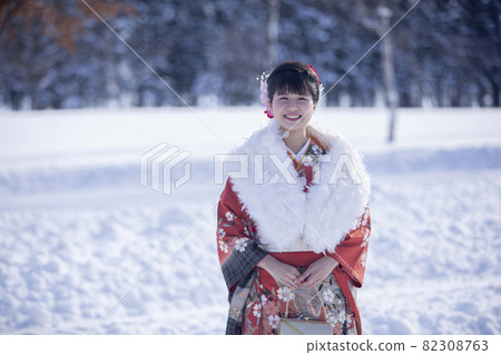 長袖和服的女人 82308763