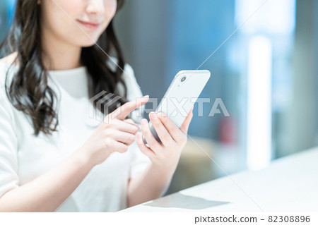 操作智能手機的女商人 圖片合作：WEEK Shibadaimon（Sun Frontier Fudousan） 82308896