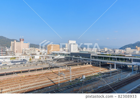 新山口站:從新幹線車站大樓山口縣山口市看到的常規線路和城市景觀 新山口站:從新幹線車站大樓山口縣山口市看到的常規線路和城市景觀 82308933