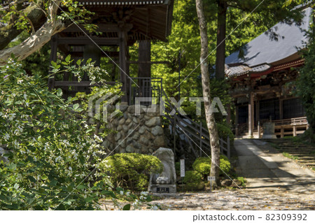 The precincts of Daihiganji Temple where white hagi blooms / Akiruno City, Tokyo 82309392