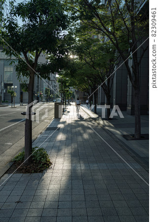Cityscape and shadows illuminated by the afternoon sun 82309461