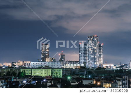 城市夜景神奈川縣川崎市,群在夜空中閃閃發光的新川崎摩天大樓 城市夜景神奈川縣川崎市,群在夜空中閃閃發光的新川崎摩天大樓 82310906