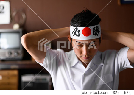 student preparing for an exam, student taking an exam, student 82311624