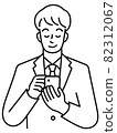 操作智能手機的西裝青年上半身（線條） 82312067