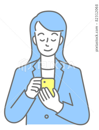 操作智能手機的穿著西裝的年輕女子的上半身（彩色） 82312068