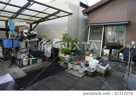 一個裝滿廢棄物品的車庫,一個存放不需要的物品的停車場,一個舊房子裡的儲藏室 一個裝滿廢棄物品的車庫,一個存放不需要的物品的停車場,一個舊房子裡的儲藏室 82313259