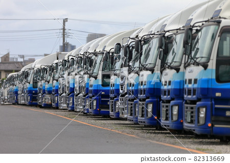 排隊的卡車圖像 82313669