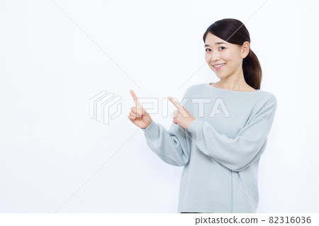 一個三十多歲的女人用雙手指著 82316036