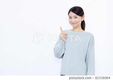 一個三十多歲的女人笑著指著 82316064