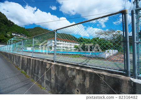 [Closed school] Former Niimi City Karamatsu Elementary School fence, pool, school building and gymnasium Niimi City, Okayama Prefecture 82316482