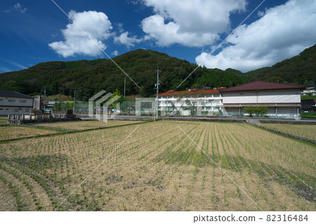 [Closed school] Former Niimi City Karamatsu Elementary School rural scenery and school building Niimi City, Okayama Prefecture 82316484