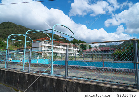 [關閉學校] 舊新見市唐松小學游泳池和校舍岡山縣新見市 82316489