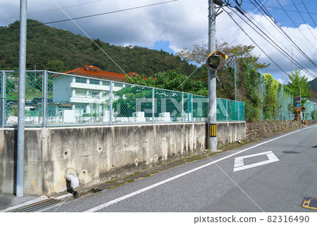[Closed school] Former Niimi City Karamatsu Elementary School school road and school building Niimi City, Okayama Prefecture 82316490