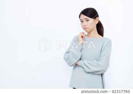 A woman in her thirties who is seriously worried 82317760