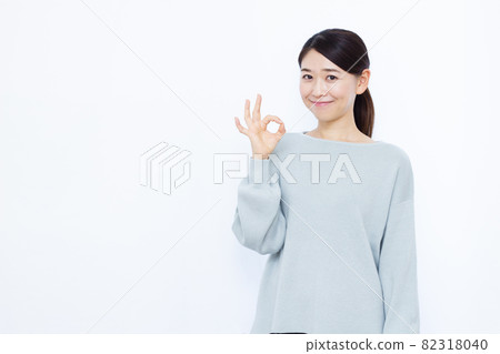 一個三十多歲的女人簽署OK 82318040