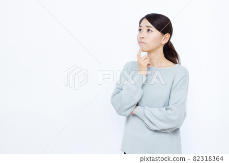 一個三十多歲的女人，非常擔心 82318364