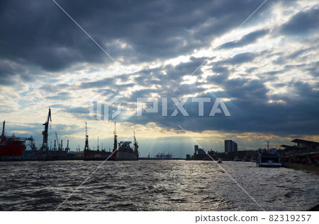 Norderelbe river view, Hamburg, Germany 82319257