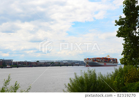 Norderelbe river view, Hamburg, Germany 82319270