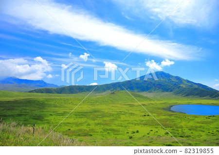 [Kumamoto Prefecture] Kusasenri and Nakadake (Mt. Aso) in fine weather 82319855