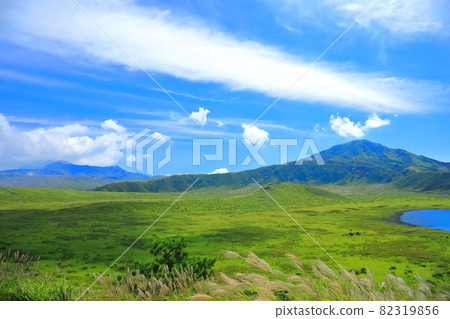 [Kumamoto Prefecture] Kusasenri and Nakadake (Mt. Aso) in fine weather 82319856