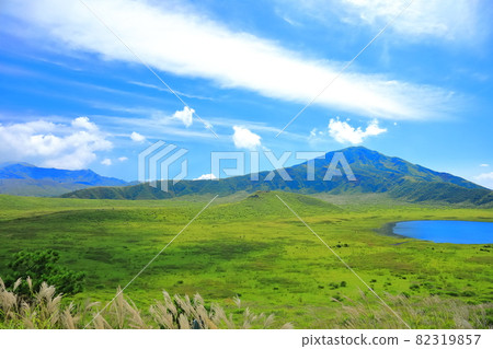 [Kumamoto Prefecture] Kusasenri and Nakadake (Mt. Aso) in fine weather 82319857