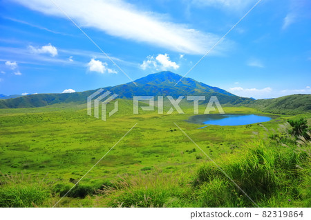 [熊本縣]晴天的草千里和中岳（阿蘇山） 82319864