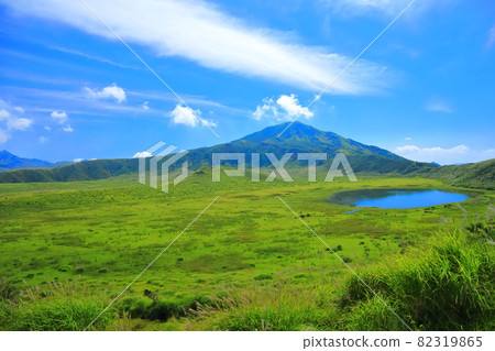 [Kumamoto Prefecture] Kusasenri and Nakadake (Mt. Aso) in fine weather 82319865