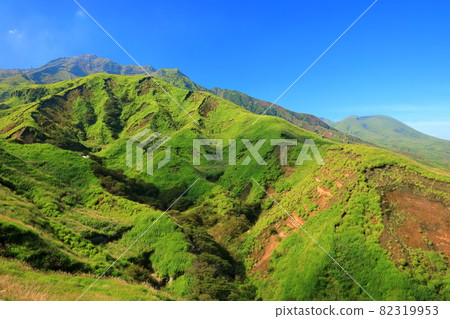 【熊本縣】晴空下的阿蘇山和淺水峽 82319953