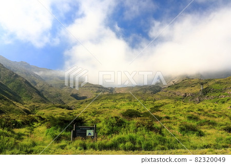 [Kumamoto Prefecture] Mt. Aso and Sensuikyo under clear skies 82320049