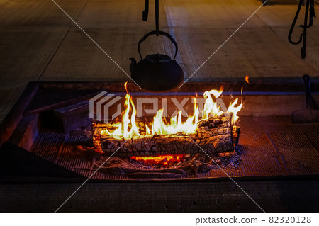 Flame in the hearth 82320128